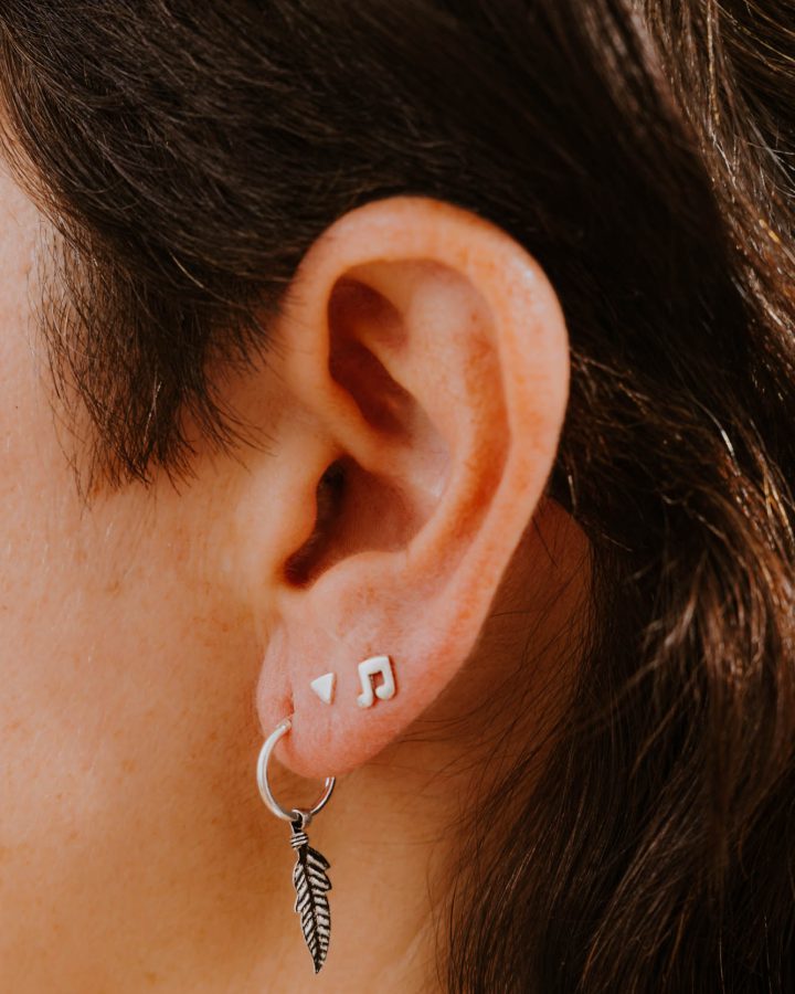 arito mini en plata de ley pluma minimal pendiente mini música