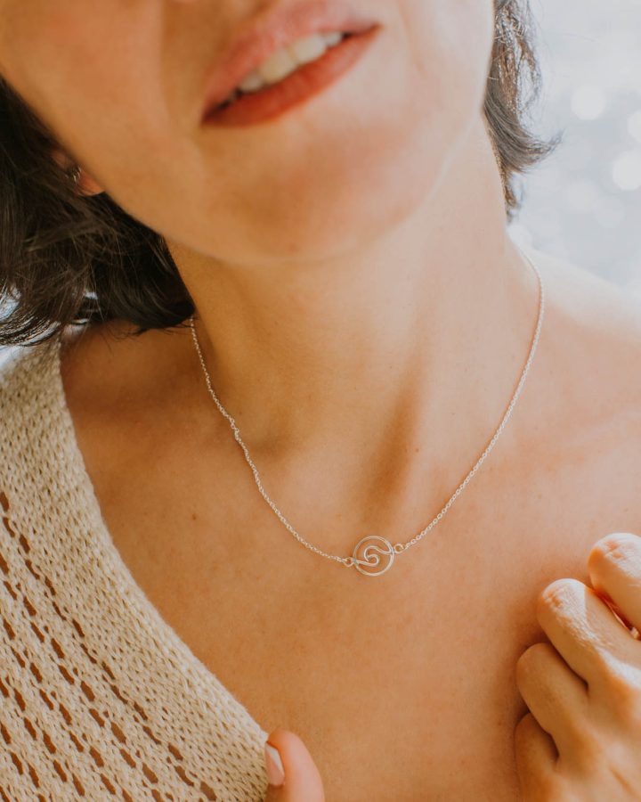 cadena en plata de ley con forma de ola circular