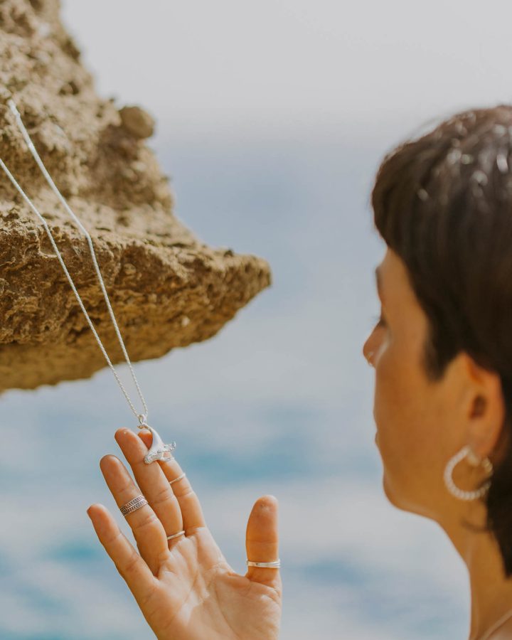 colgante en plata de ley ballena en el mar
