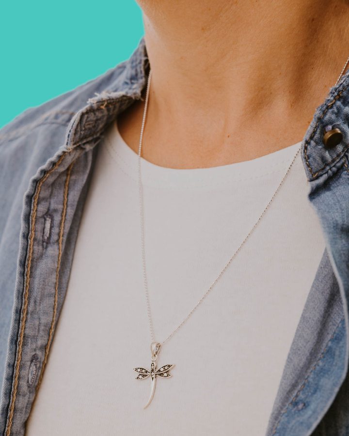 colgante en plata de ley libélula ennegrecida