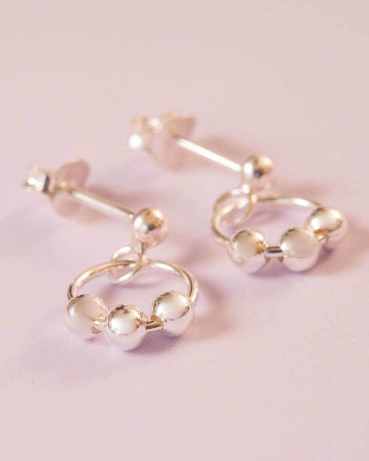 pendiente mini XL en plata de ley aro frontal bolitas