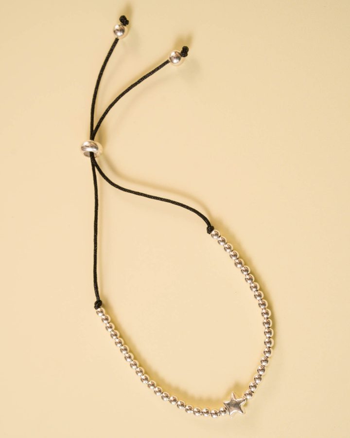 pulsera ajustable en plata de ley bolitas y estrella central cordón negro