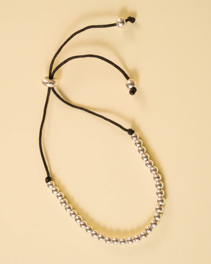 pulsera de bolitas ajustable en plata de ley cordón negro
