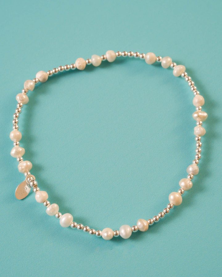 pulsera en plata de ley y perla de rio
